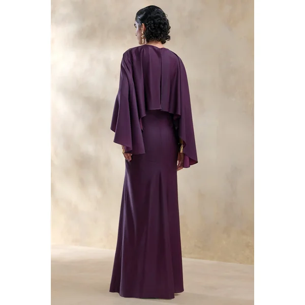Vanthea | Robe longue en satin prune foncé à encolure ronde avec manches cape