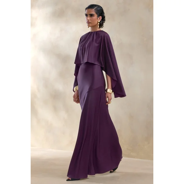 Vanthea | Robe longue en satin prune foncé à encolure ronde avec manches cape