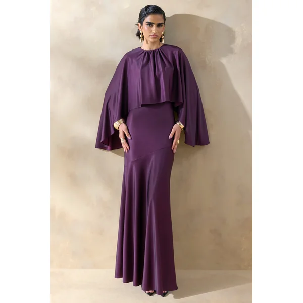 Vanthea | Robe longue en satin prune foncé à encolure ronde avec manches cape