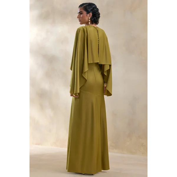 Vanthea | Robe longue olive en satin à encolure ronde avec manches cape