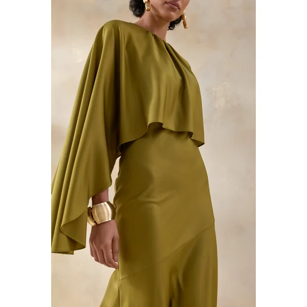 Vanthea | Robe longue olive en satin à encolure ronde avec manches cape