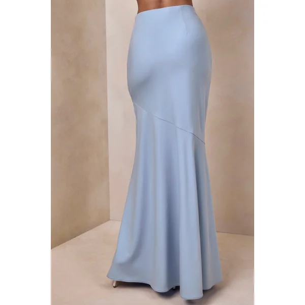 Vayla | Jupe longue en satin bleu poudré à taille basse asymétrique