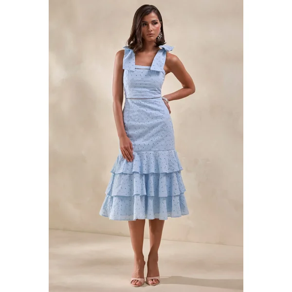 Velissia | Robe mi-longue bleue en broderie anglaise à encolure carrée avec bretelles à nœuds et ourlet volanté