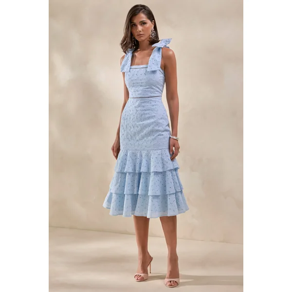 Velissia | Robe mi-longue bleue en broderie anglaise à encolure carrée avec bretelles à nœuds et ourlet volanté
