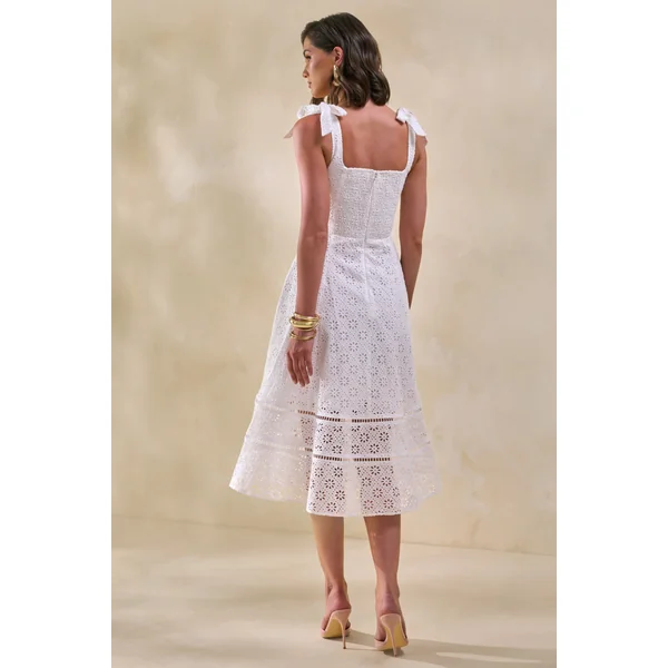 Veralia | Robe mi-longue blanche en broderie anglaise à encolure carrée et manches à nœuds