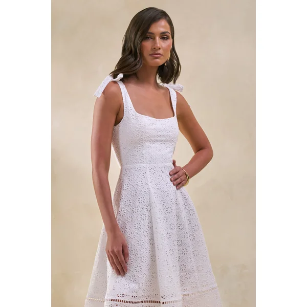 Veralia | Robe mi-longue blanche en broderie anglaise à encolure carrée et manches à nœuds