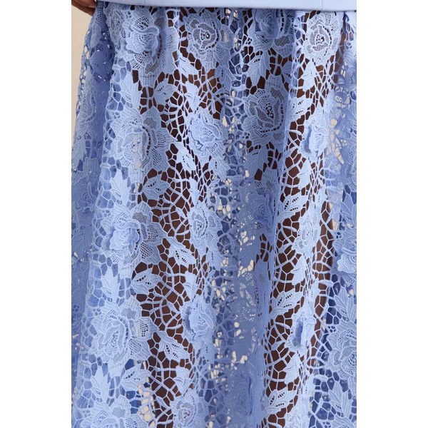 Verena | Robe longue bleu poudré à encolure bateau et ceinturée avec jupe en dentelle