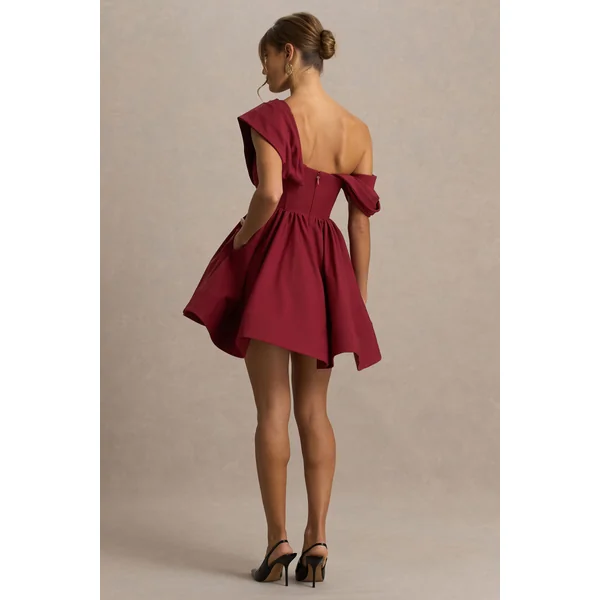 Verona | Mini-robe patineuse bordeaux à encolure asymétrique drapée