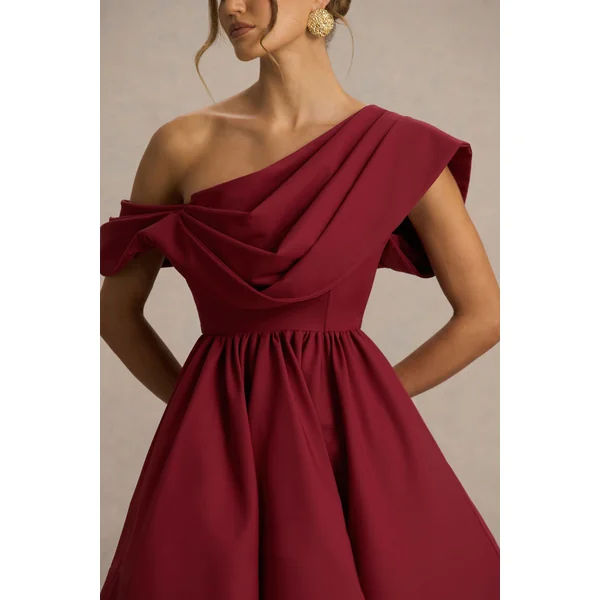 Verona | Mini-robe patineuse bordeaux à encolure asymétrique drapée