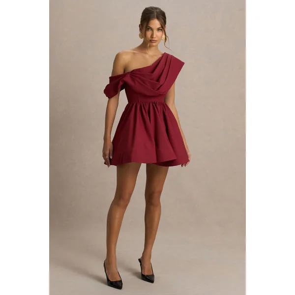 Verona | Mini-robe patineuse bordeaux à encolure asymétrique drapée