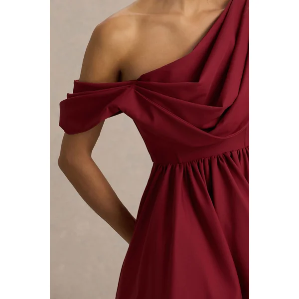 Verona | Mini-robe patineuse bordeaux à encolure asymétrique drapée