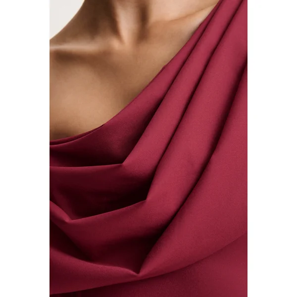 Verona | Mini-robe patineuse bordeaux à encolure asymétrique drapée