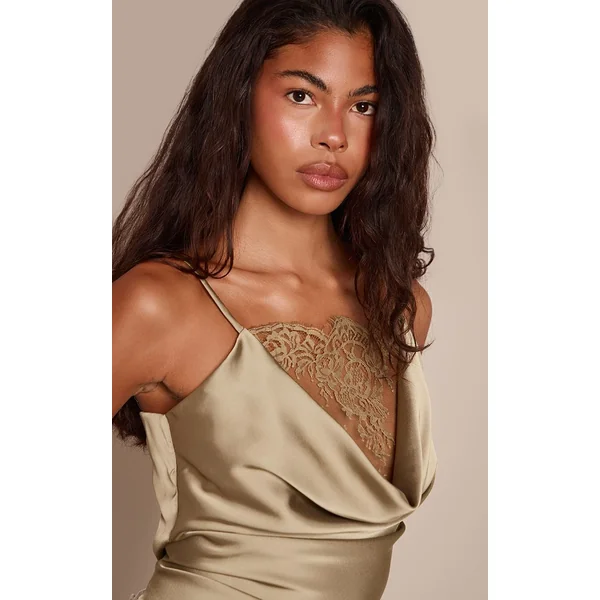 Vert Olive Top Asymétrique En Satin À Col Bénitier Avec Bordure En Dentelle