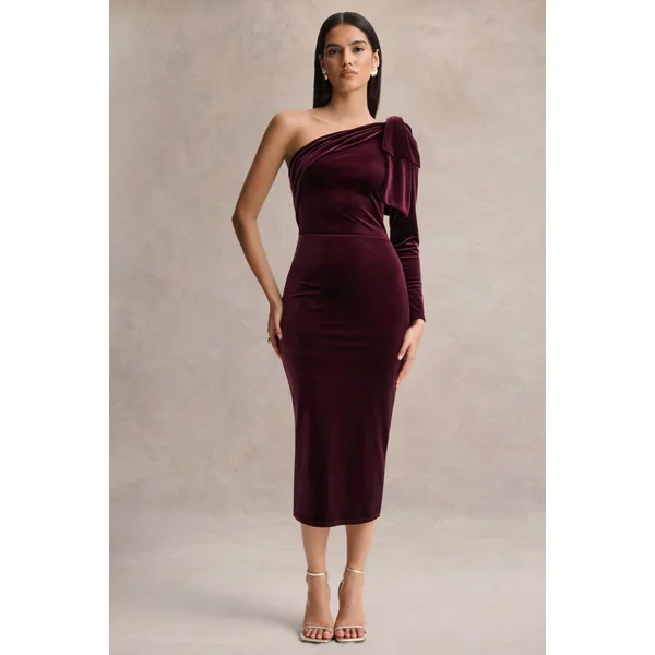 Vespera | Robe mi-longue bordeaux en velours à encolure asymétrique et détail nœud
