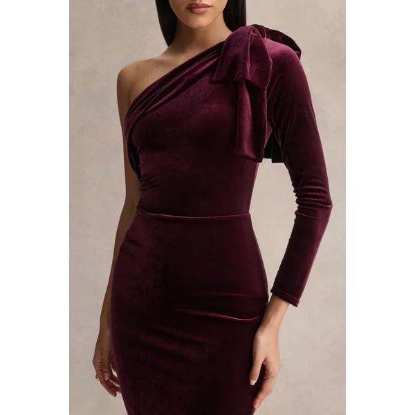 Vespera | Robe mi-longue bordeaux en velours à encolure asymétrique et détail nœud