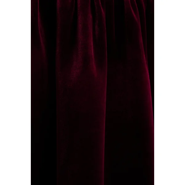 Violetta | Robe mi-longue bordeaux à encolure carrée avec taille basse et jupe plissée