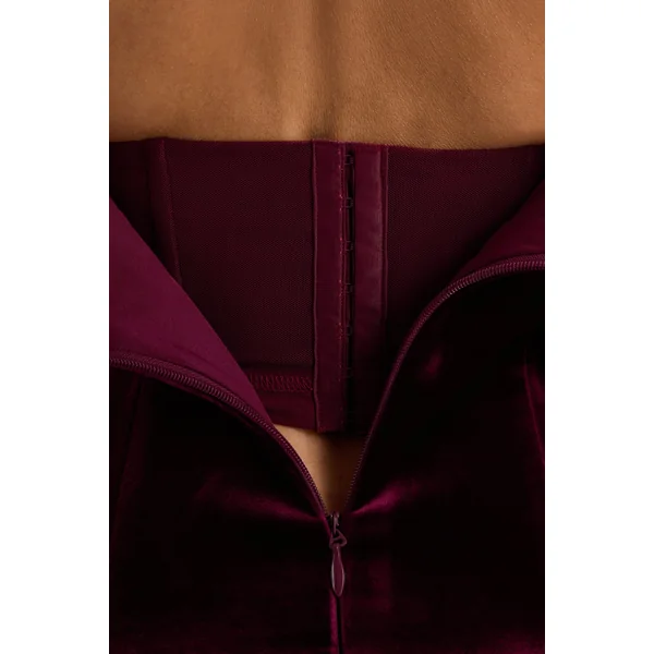 Violetta | Robe mi-longue bordeaux à encolure carrée avec taille basse et jupe plissée