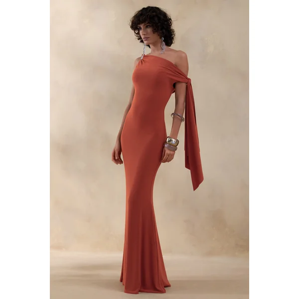 Vista | Robe longue rouille à encolure asymétrique avec détail de manche nouée