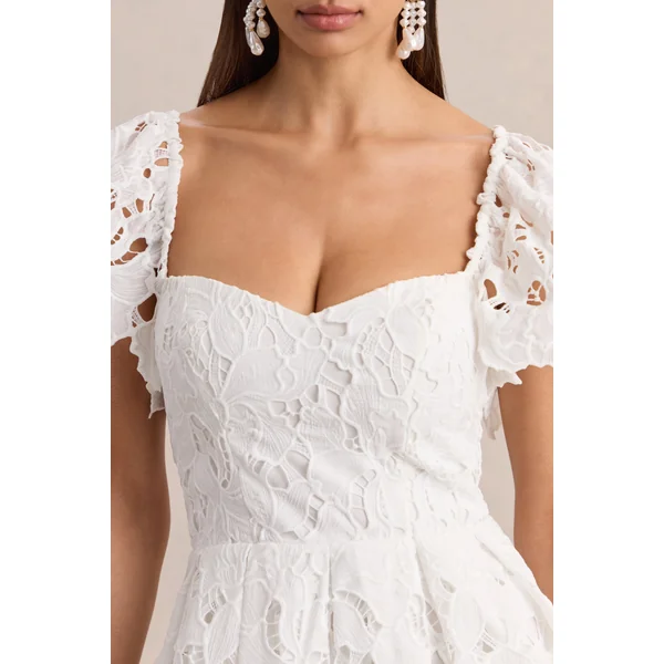 Vivi | Mini-robe blanche en dentelle à décolleté en cœur