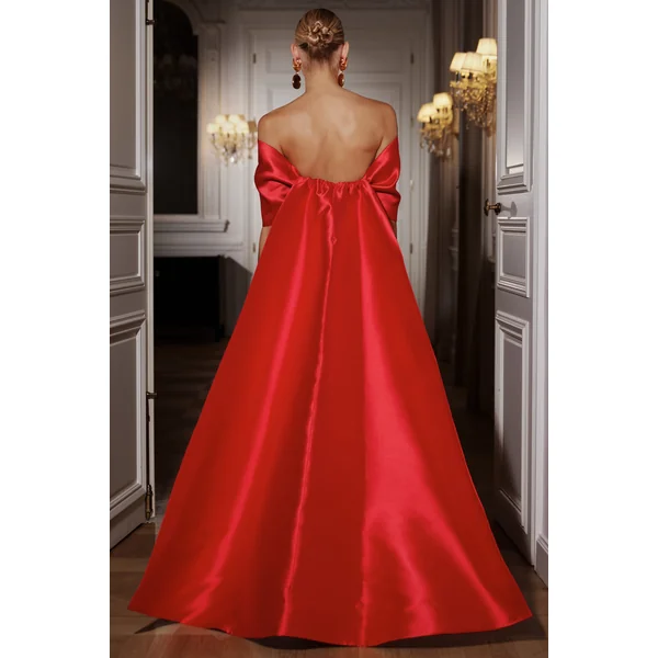 Wanting More | Robe longue en satin rouge avec cape et nœud oversize