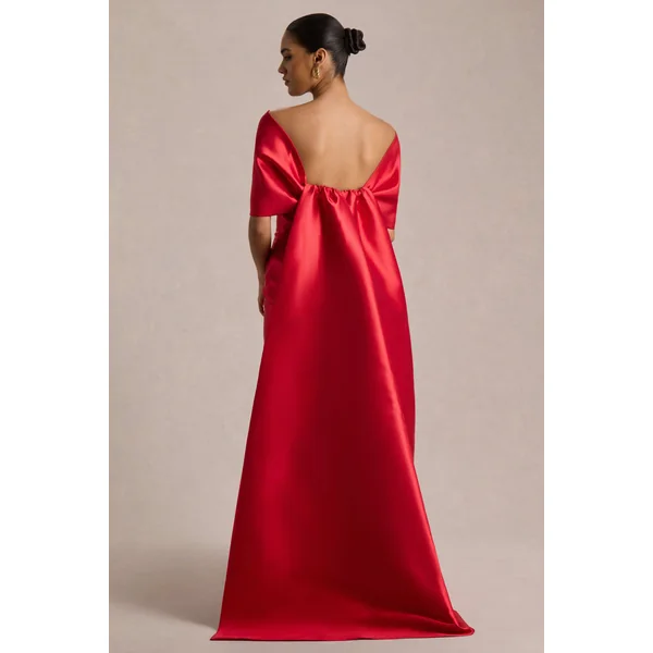 Wanting More | Robe longue en satin rouge avec cape et nœud oversize