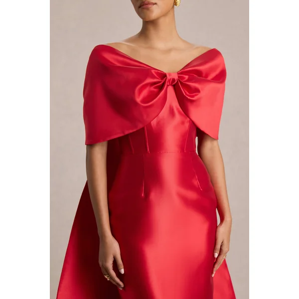 Wanting More | Robe longue en satin rouge avec cape et nœud oversize