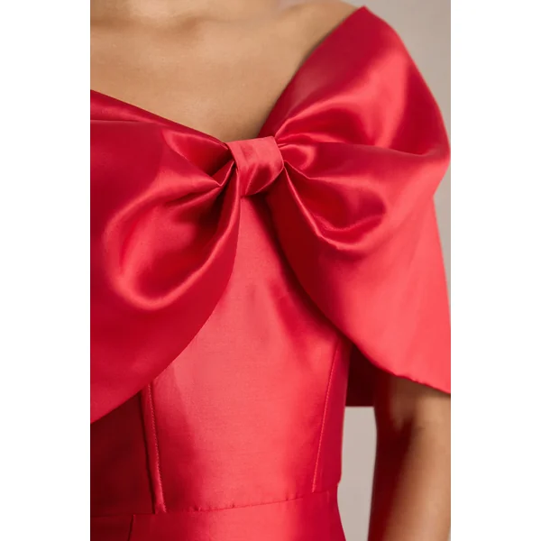 Wanting More | Robe longue en satin rouge avec cape et nœud oversize