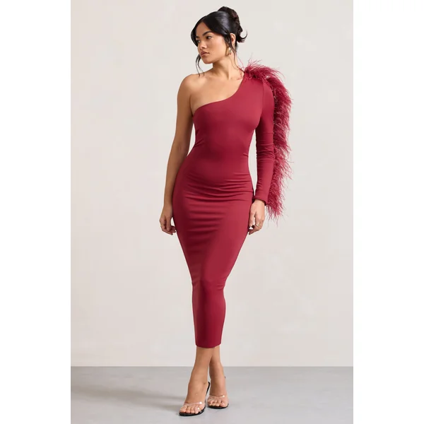 Wild One | Robe mi-longue moulante rouge bordeaux à une épaule avec manches bordée de plumes