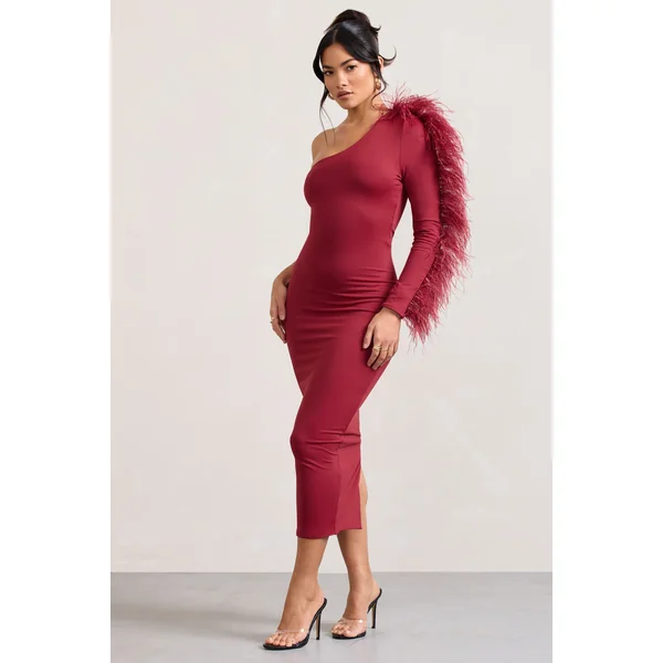 Wild One | Robe mi-longue moulante rouge bordeaux à une épaule avec manches bordée de plumes