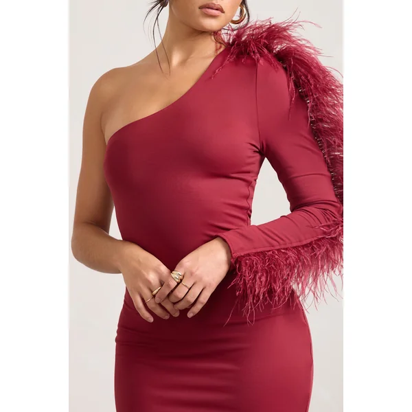 Wild One | Robe mi-longue moulante rouge bordeaux à une épaule avec manches bordée de plumes