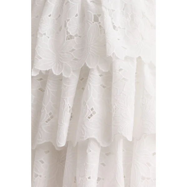 Winona | Mini-robe blanche en dentelle à décolleté carré avec détails à volants