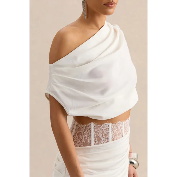 Yaselle | Crop top blanc en satin à encolure asymétrique