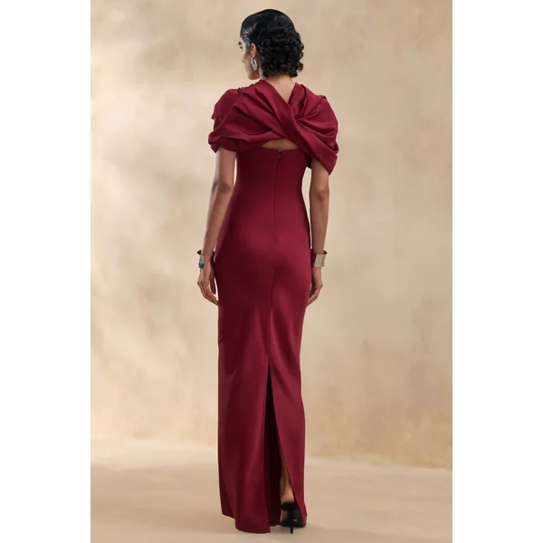 Yoli | Robe Longue en Satin Bordeaux avec Cape Torsadée