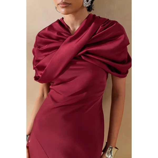 Yoli | Robe Longue en Satin Bordeaux avec Cape Torsadée