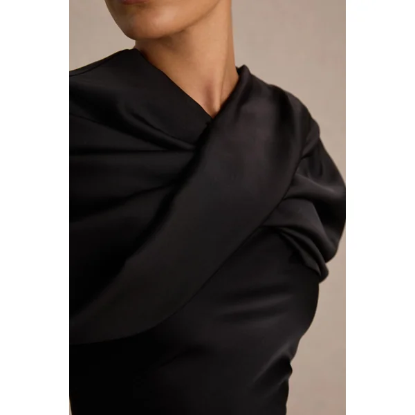 Yoli | Robe longue en satin noir avec cape torsadée amovible