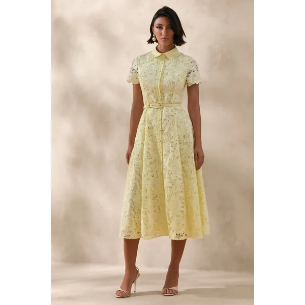 Zalie | Robe mi-longue jaune en dentelle à col montant avec ceinture
