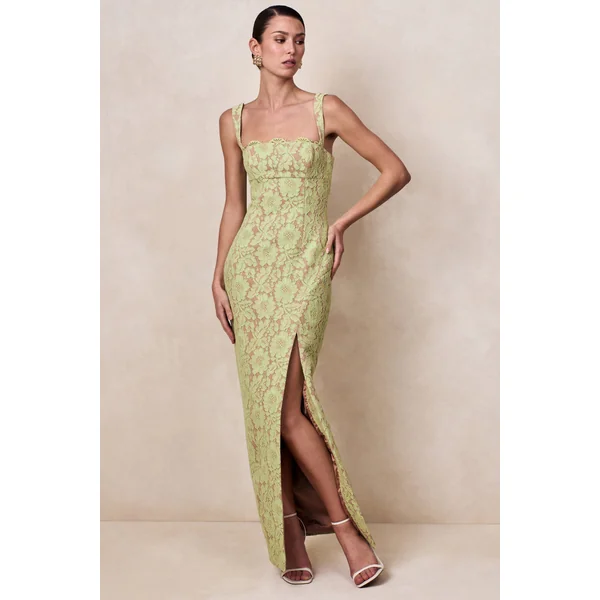 Zarisse | Robe longue en dentelle verte à encolure carrée