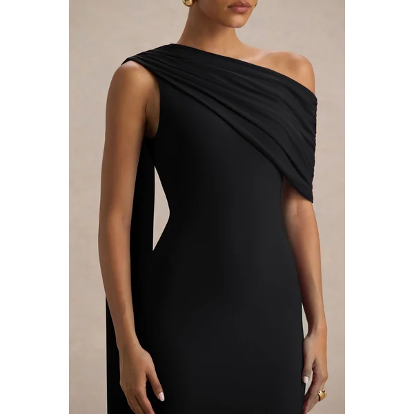 Zendaya | Robe longue noire sirène à décolleté asymétrique avec détail cape