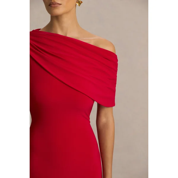 Zendaya | Robe longue sirène rouge à décolleté asymétrique avec cape