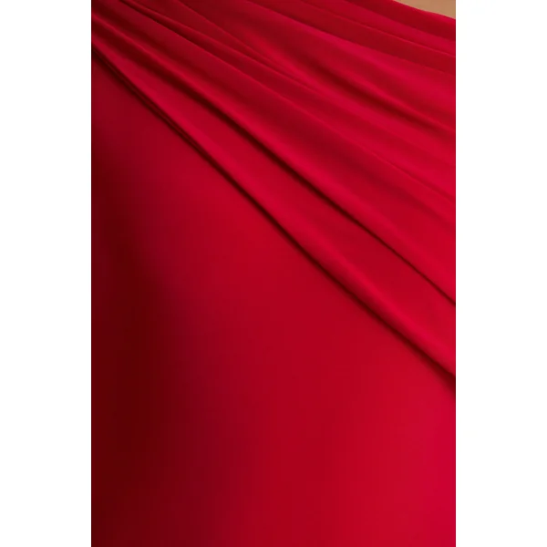 Zendaya | Robe longue sirène rouge à décolleté asymétrique avec cape