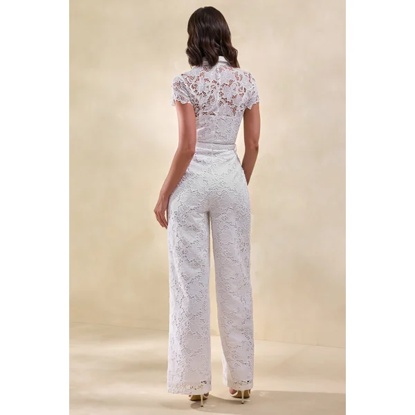 Zerelle | Combinaison blanche en dentelle à décolleté plongeant avec col chemise et détail de ceinture