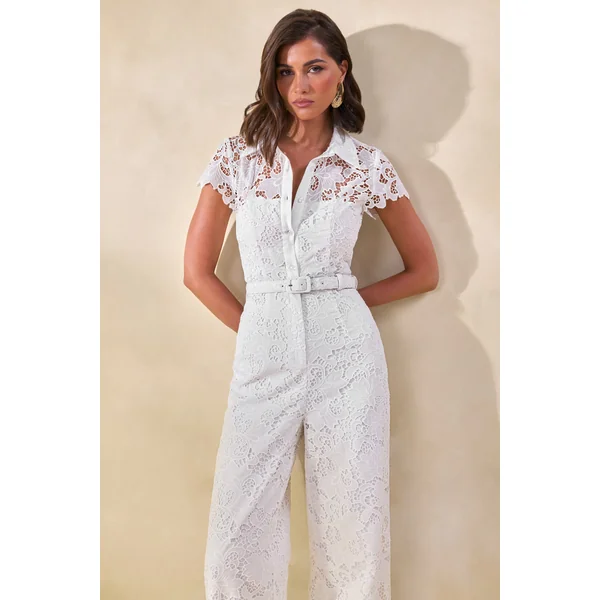 Zerelle | Combinaison blanche en dentelle à décolleté plongeant avec col chemise et détail de ceinture