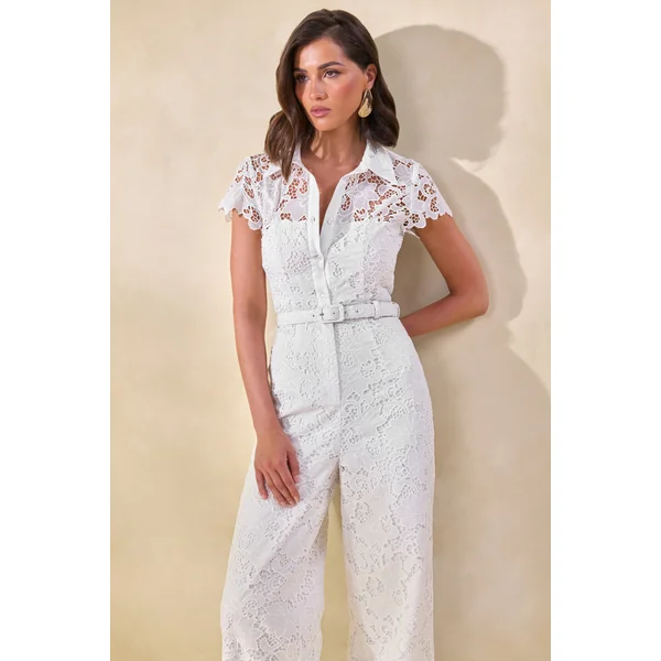 Zerelle | Combinaison blanche en dentelle à décolleté plongeant avec col chemise et détail de ceinture